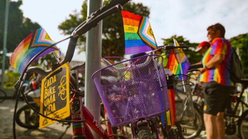 a foto mostra uma bicicleta com bandeiras coloridas